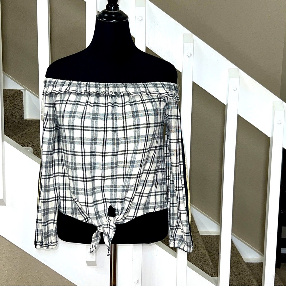 Vintage Havanna Women's Black&White Off-The Shoulder Gold Stripe Crop Top; M